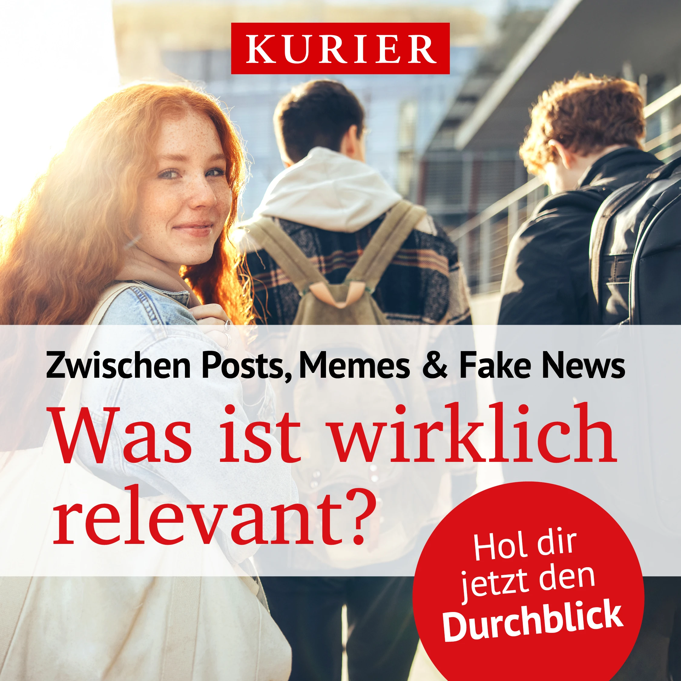 Junge Leute mit Kurier-Anzeige: Was ist wirklich relevant? Hol dir jetzt den Durchblick.